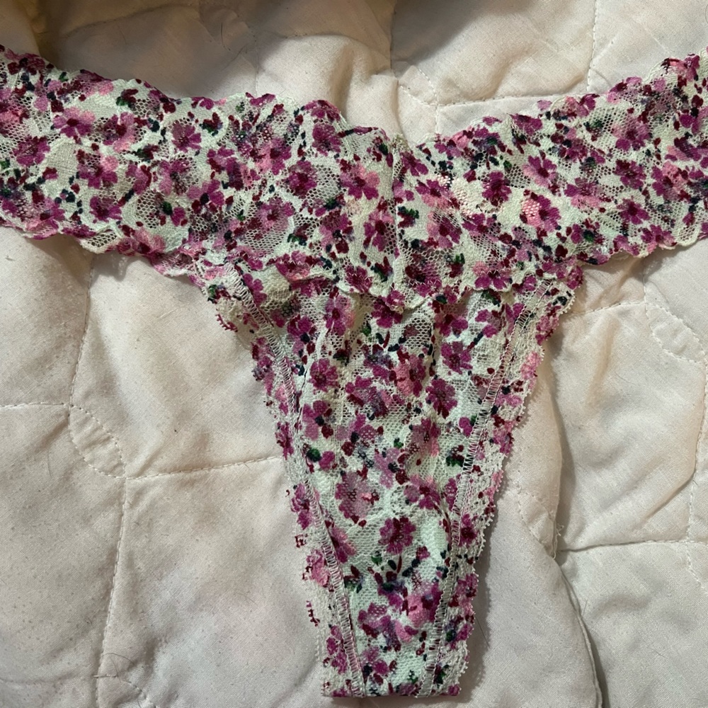 Victoria’s Secret Lace Thong size Medium New with Tags
